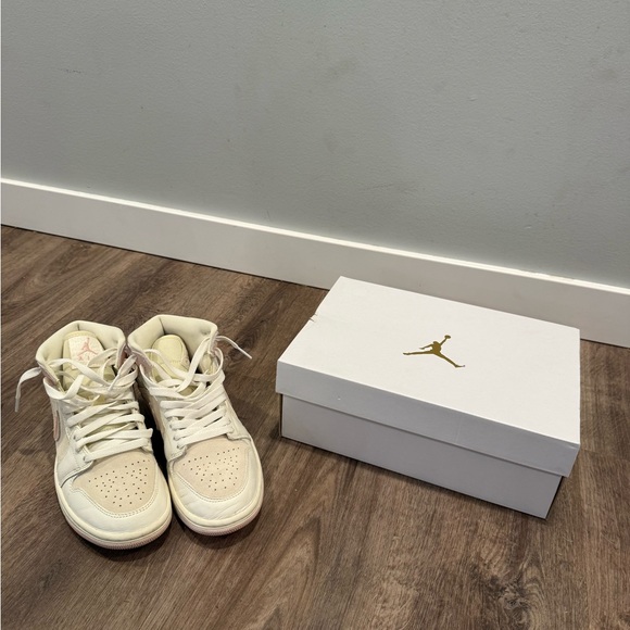 WMNS AIR JORDAN 1 MID SE - Size 7 - UK 4.5 - Picture 4 of 11